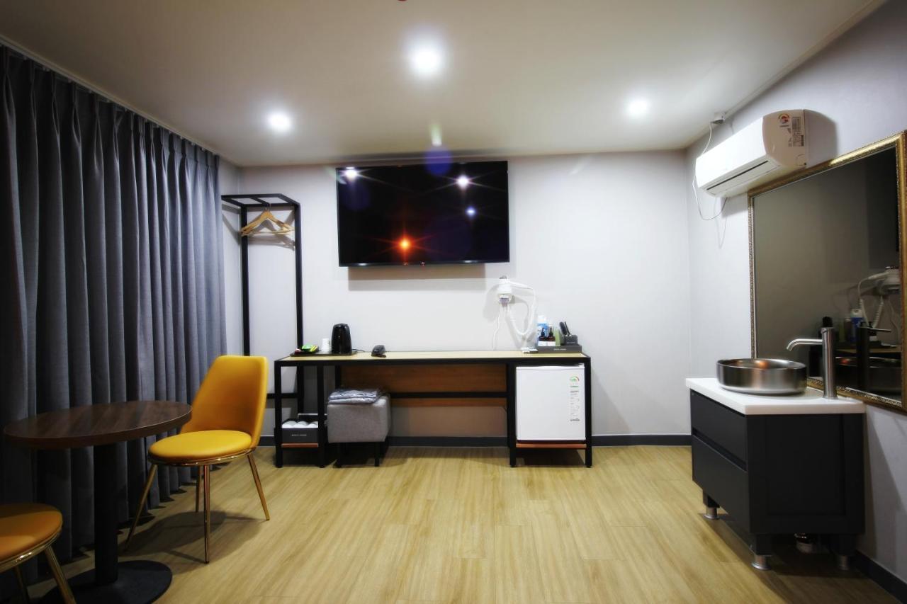 Bronze Hotel Changwon Exterior photo